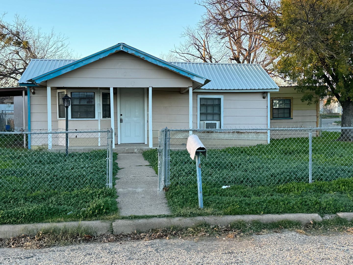 San Angelo House: 220 E 9th St