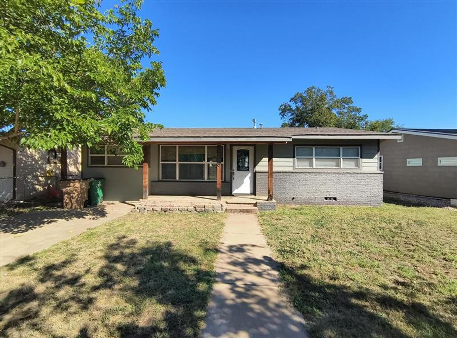 San Angelo House: 306 River Oaks
