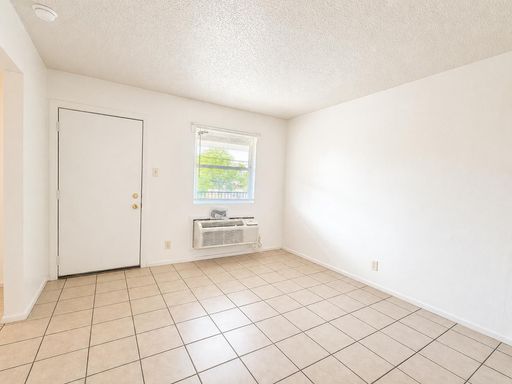 2 bedroom, 1 bath Apartment Available NOW!!