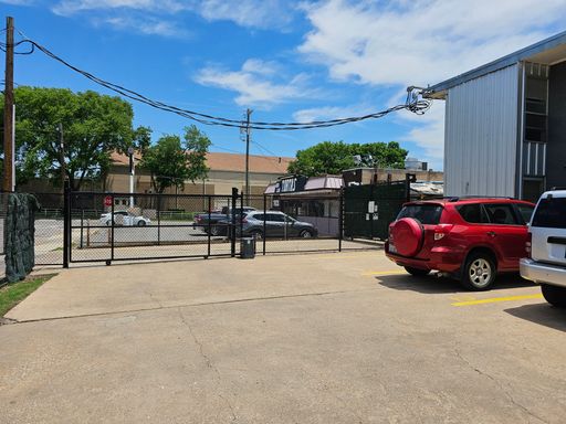 MOVE IN SPECIAL - ONE MONTH OF FREE RENT - BEAUTIFUL REMODELED LOWER *2BD*1BA*PRIVATE BACK YARD*STAINLESS STEEL APPLIANCES*GATED PARKING IN THE HEART OF OLD EAST DALLAS NEIGHBORHOOD – photo 1