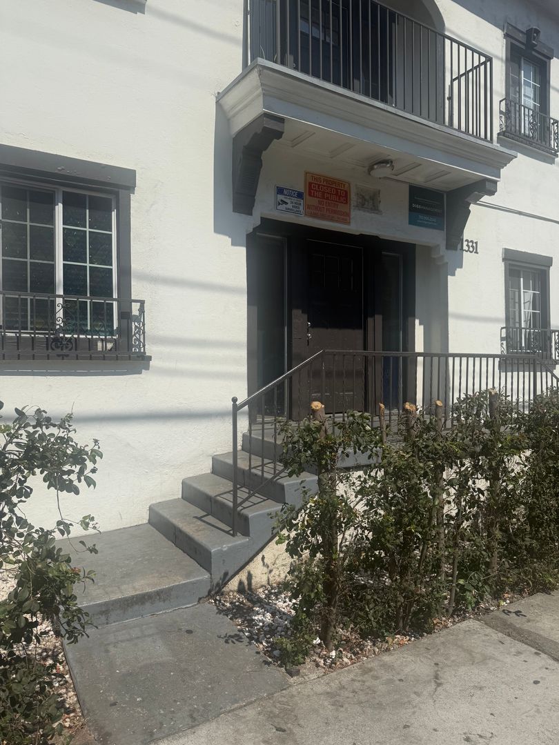 Los Angeles Apartment: 1331 Albany St.