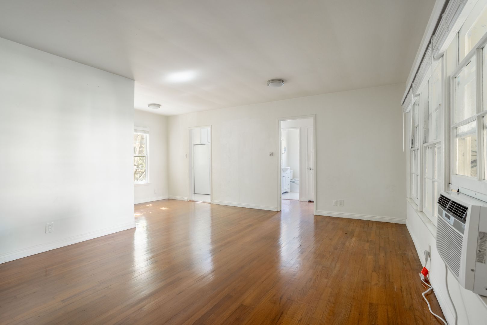 Santa Monica Apartment: 2318 6th St