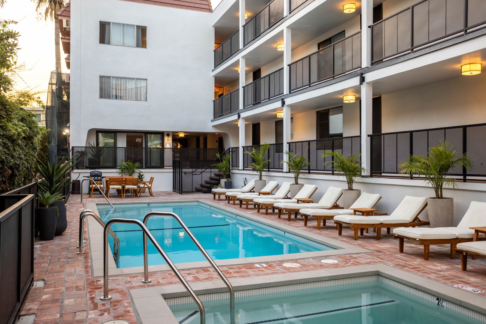 West Hollywood Apartment: 950 Larrabee St.