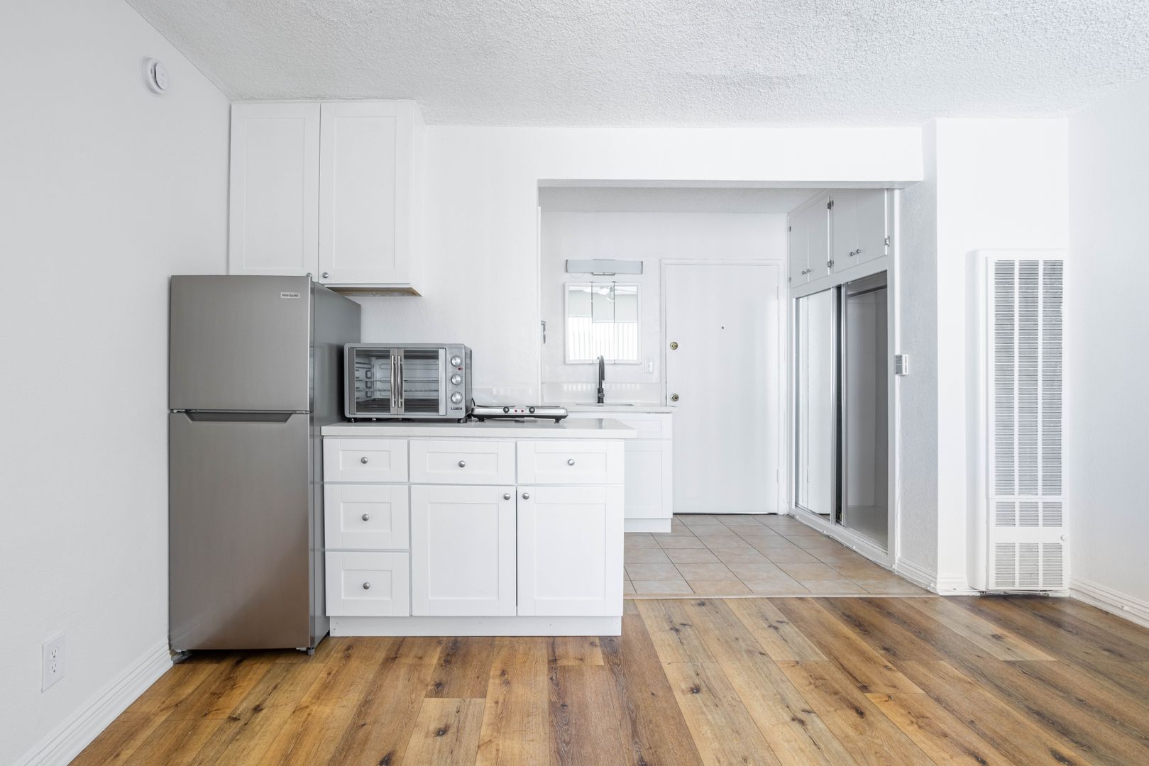 Los Angeles Apartment: 1811 Tamarind Ave