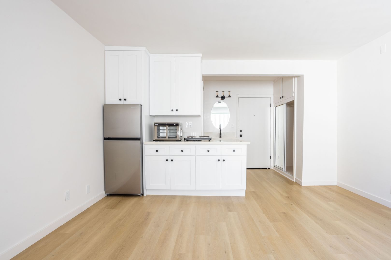 Los Angeles Apartment: 1811 Tamarind Ave