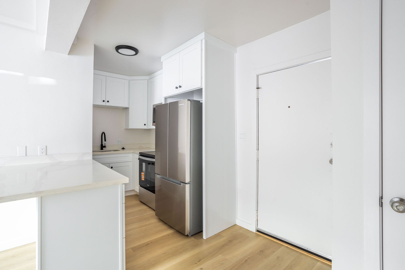 Los Angeles Apartment: 1811 Tamarind Ave