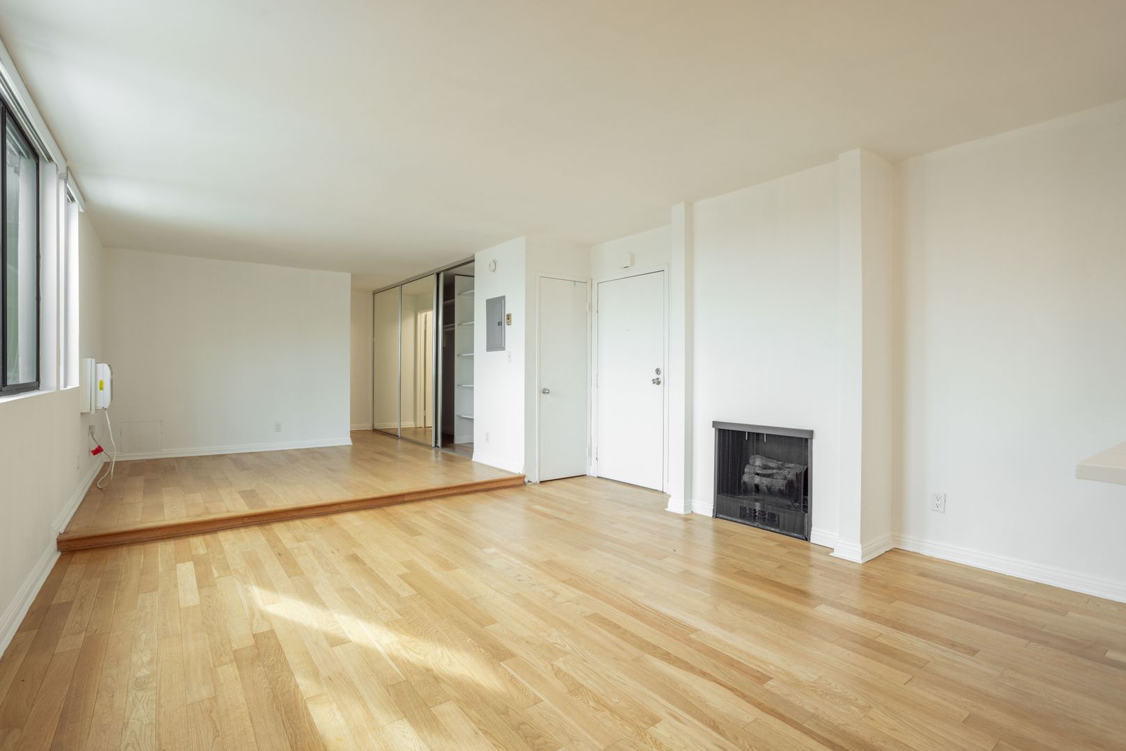 West Hollywood Apartment: 724 N West Knoll Drive