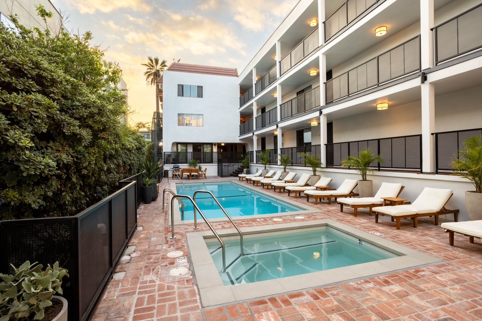 West Hollywood Apartment: 950 Larrabee St.