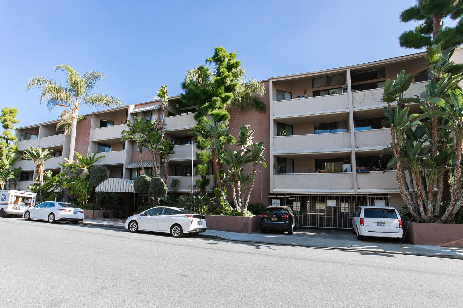 West Hollywood Apartment: 724 N West Knoll Drive