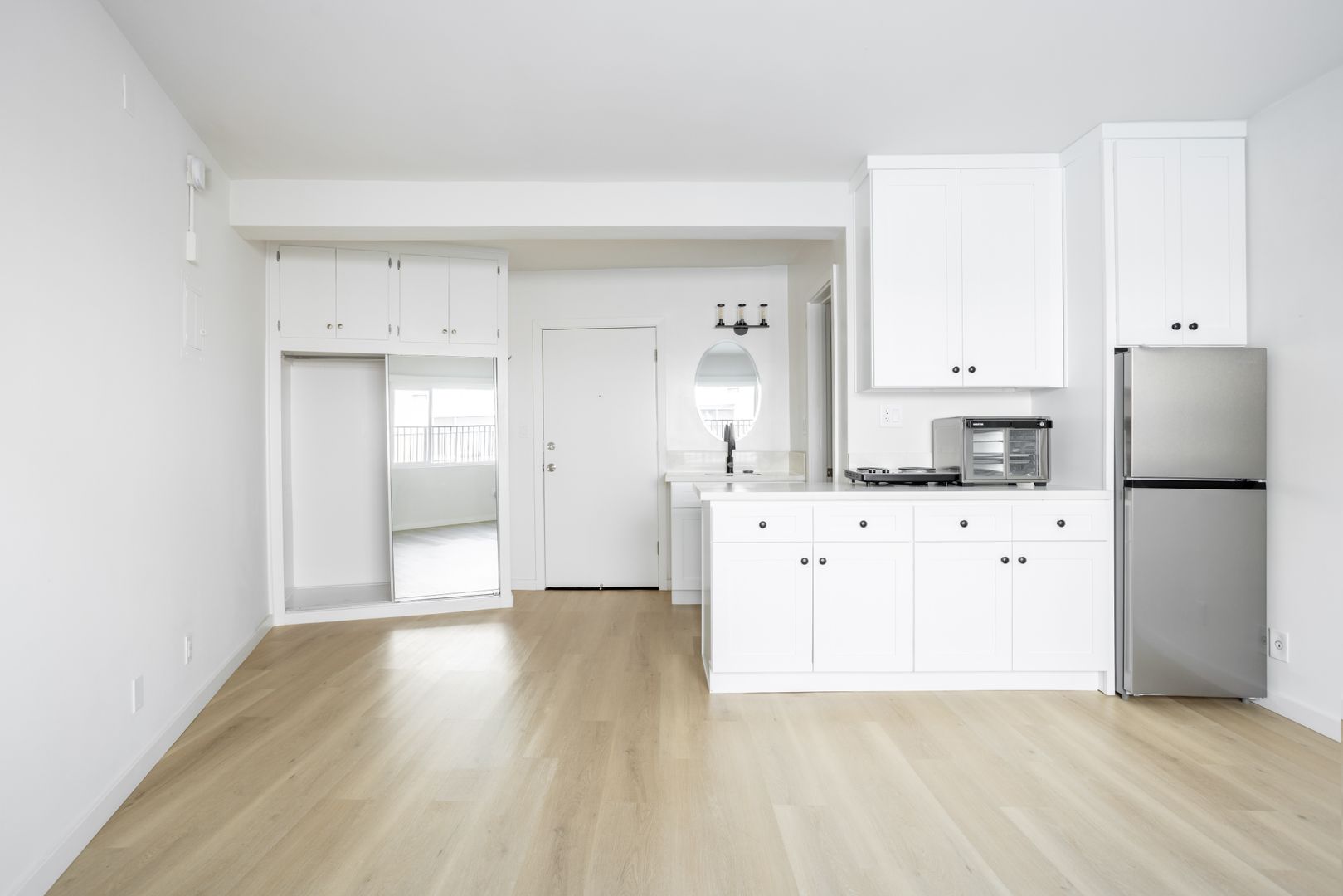 Los Angeles Apartment: 1811 Tamarind Ave