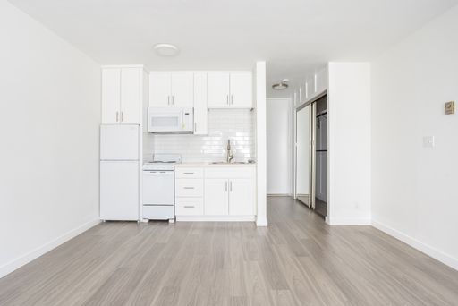 Beautifully renovated studio in the heart of West Hollywood, now available! – photo 1