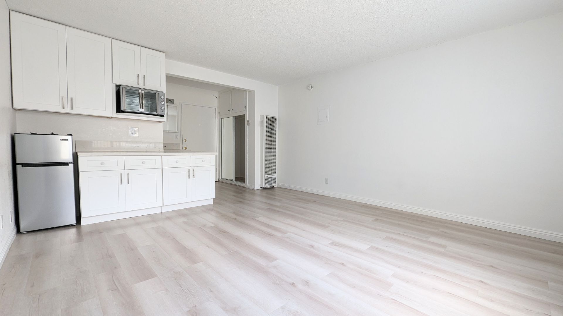 Los Angeles Apartment: 1811 Tamarind Ave