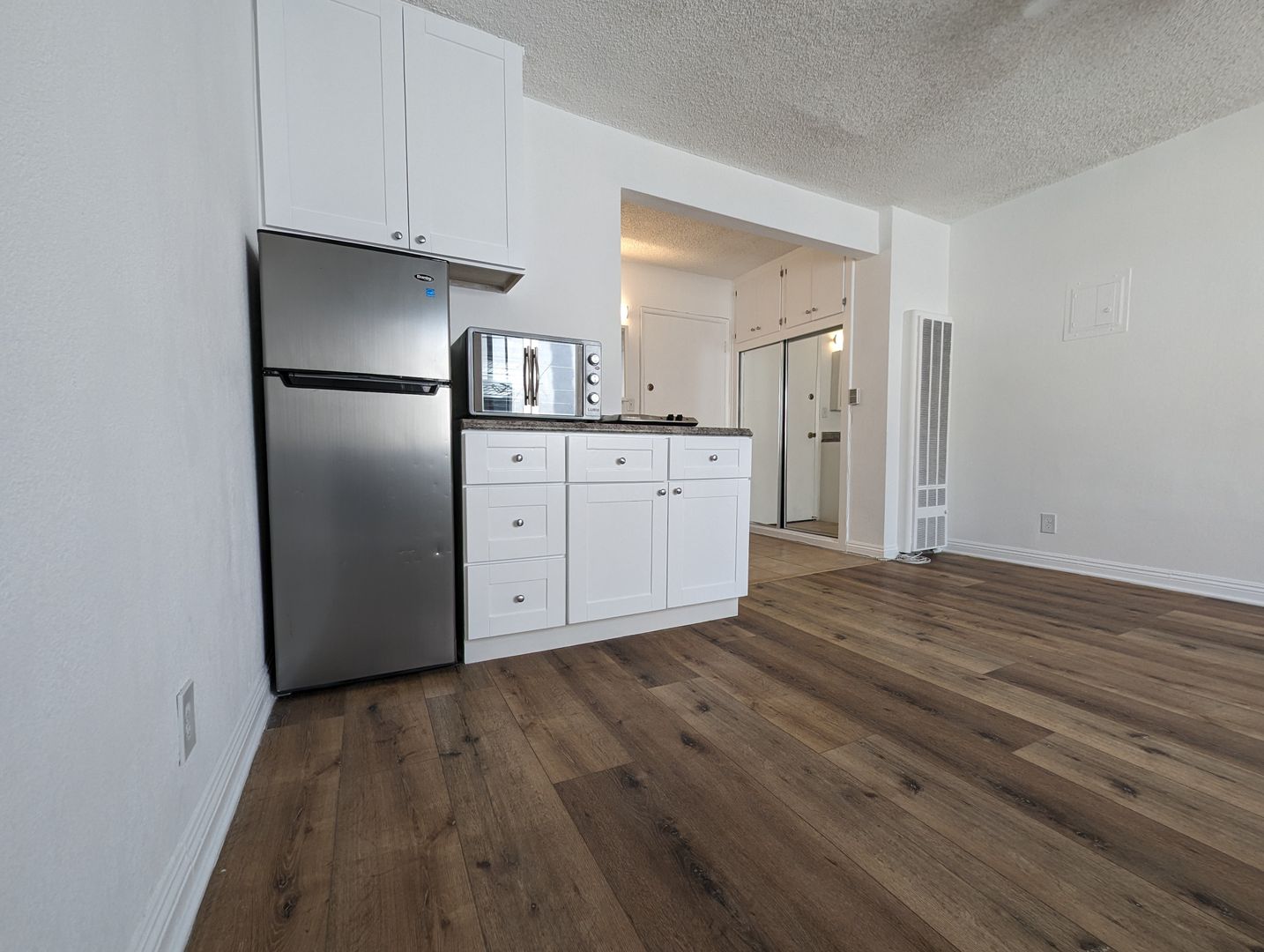 Los Angeles Apartment: 1811 Tamarind Ave