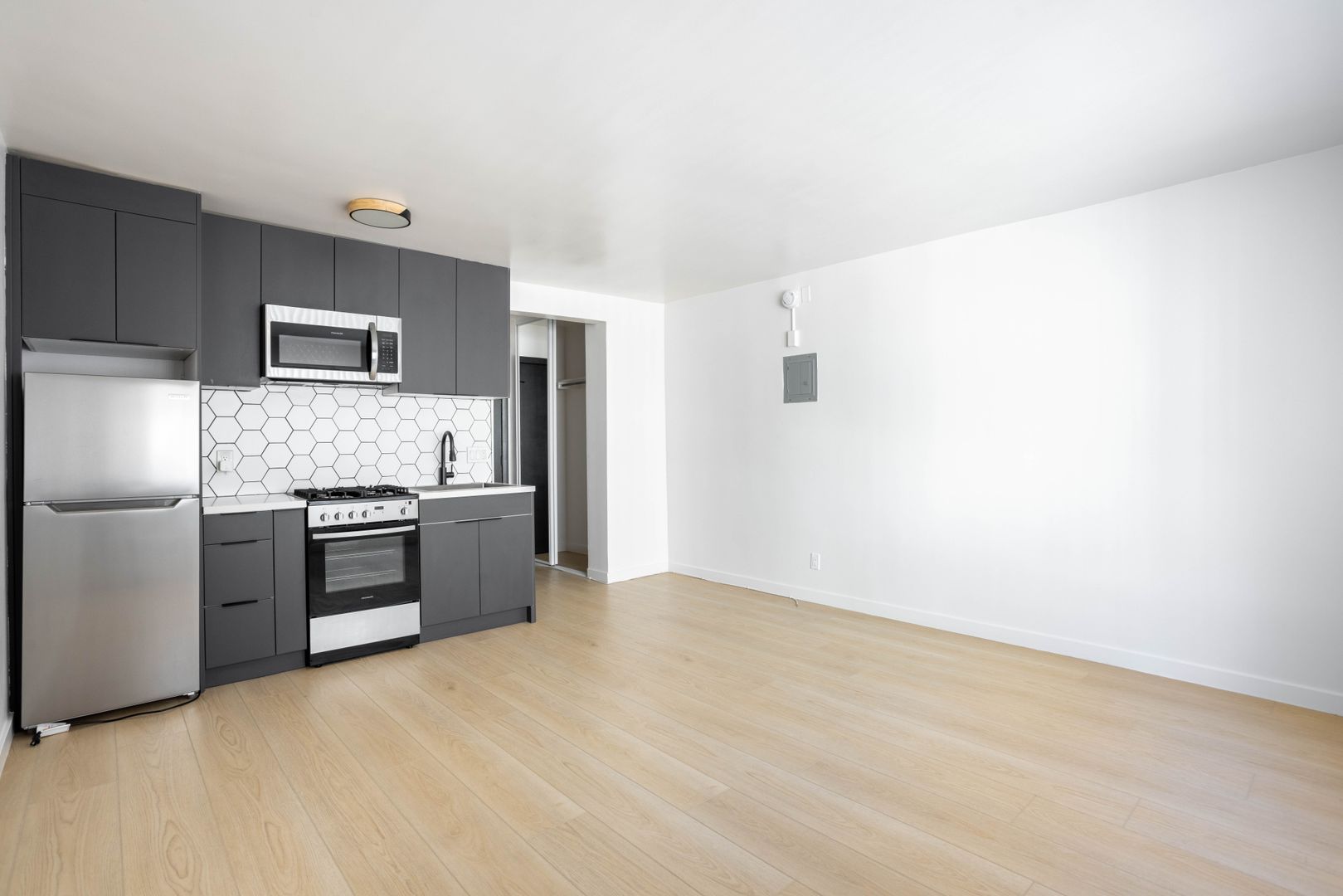 Los Angeles Apartment: 1811 Tamarind Ave