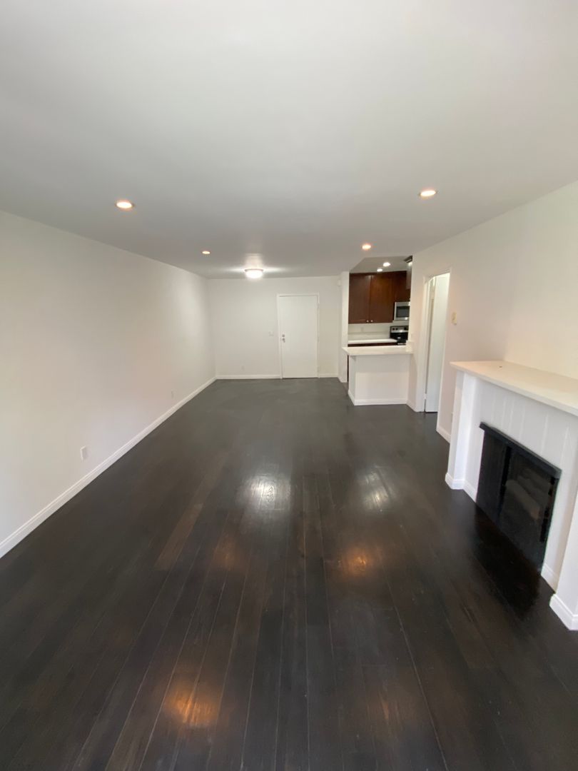 West Hollywood Apartment: 724 N West Knoll Drive