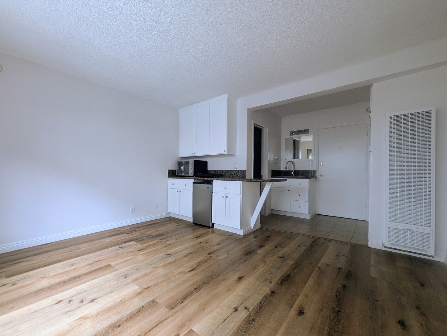 Los Angeles Apartment: 1811 Tamarind Ave