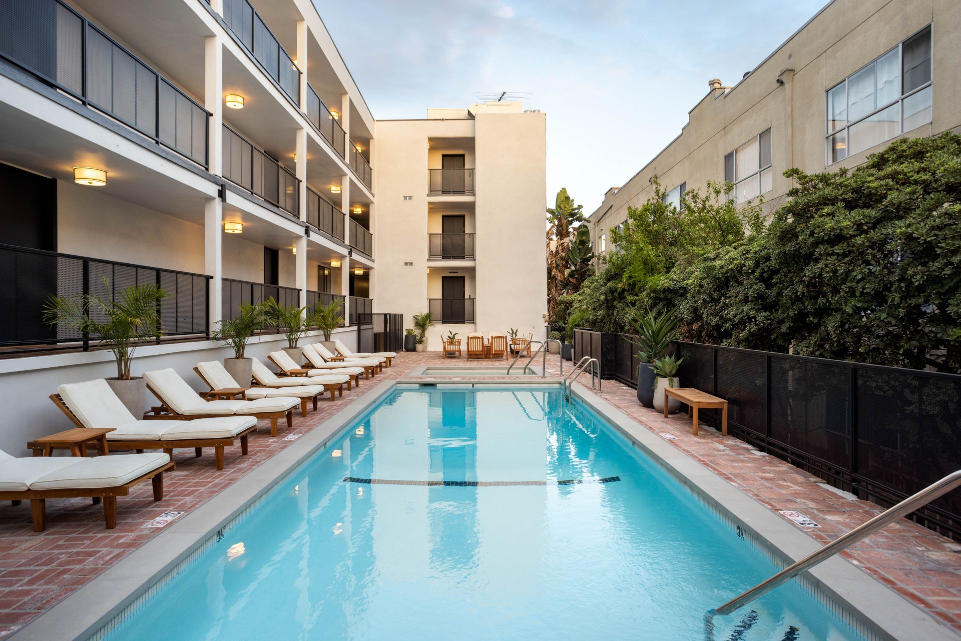 West Hollywood Apartment: 950 Larrabee St.