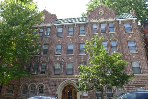 Renovated Studio In a Great Lincoln Park location Available 9/1 – photo 1