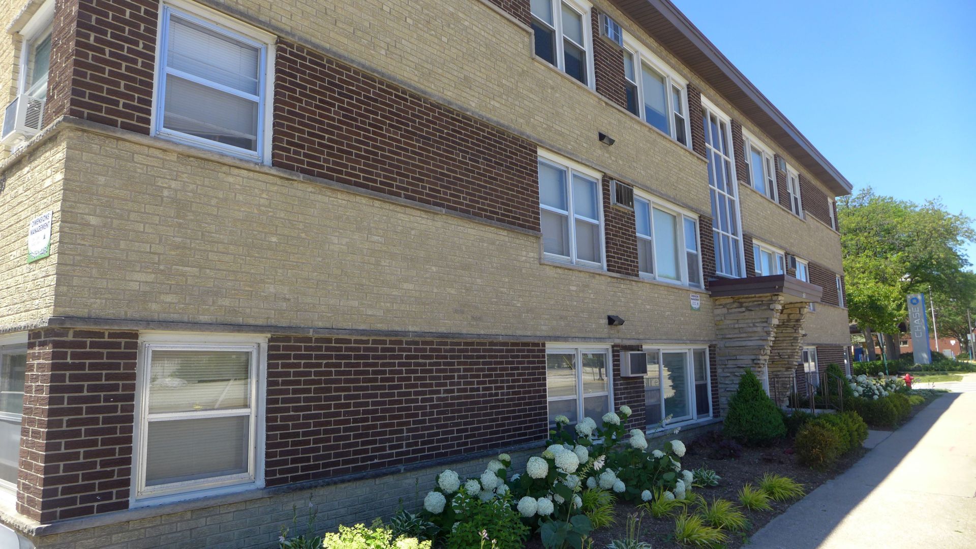 Oak Park Apartment: 500 Clinton