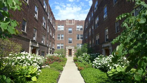 Fully Renovated Roscoe Village 2 Bedroom Available Now – photo 1