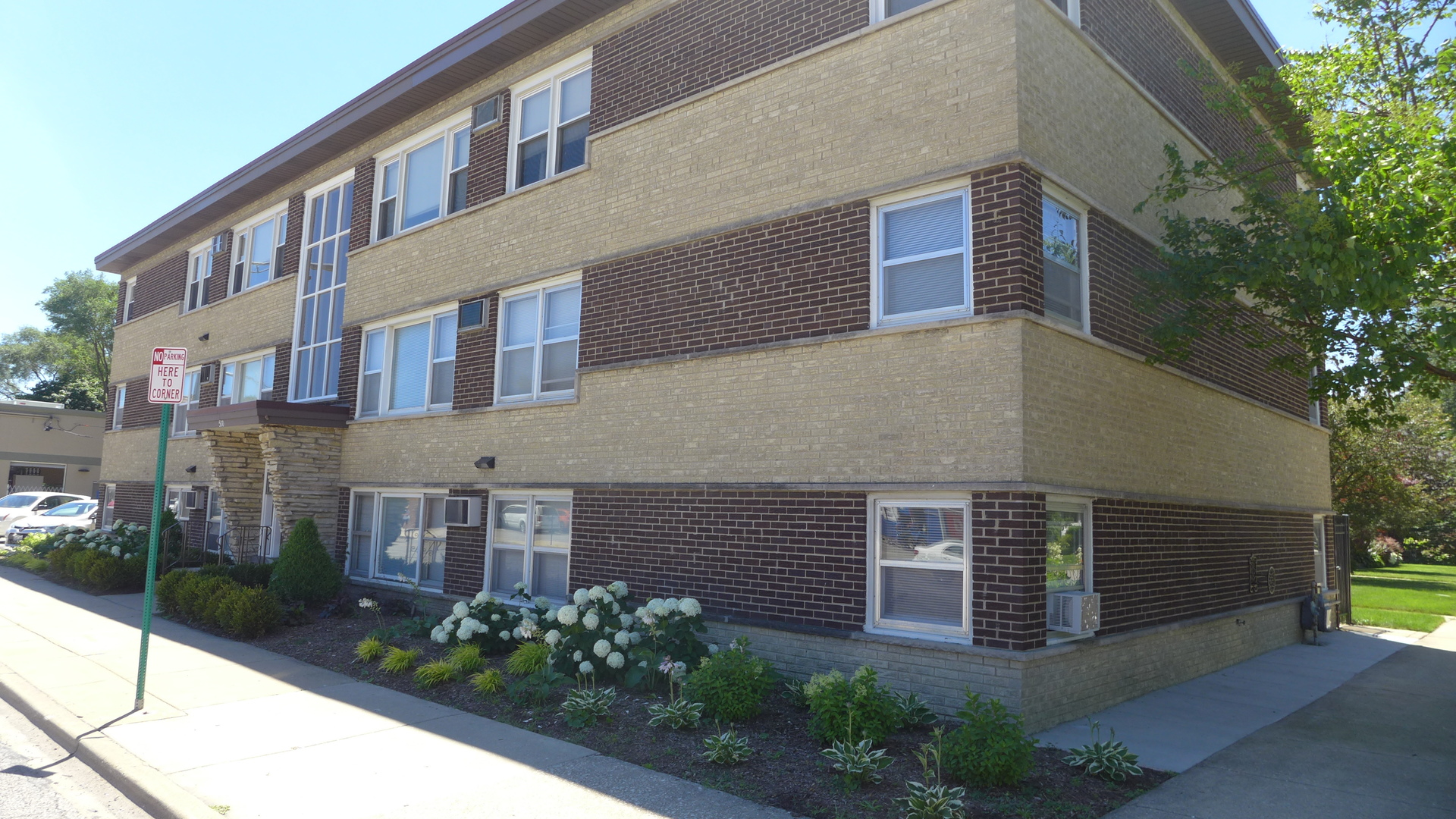 Oak Park Apartment: 500 Clinton