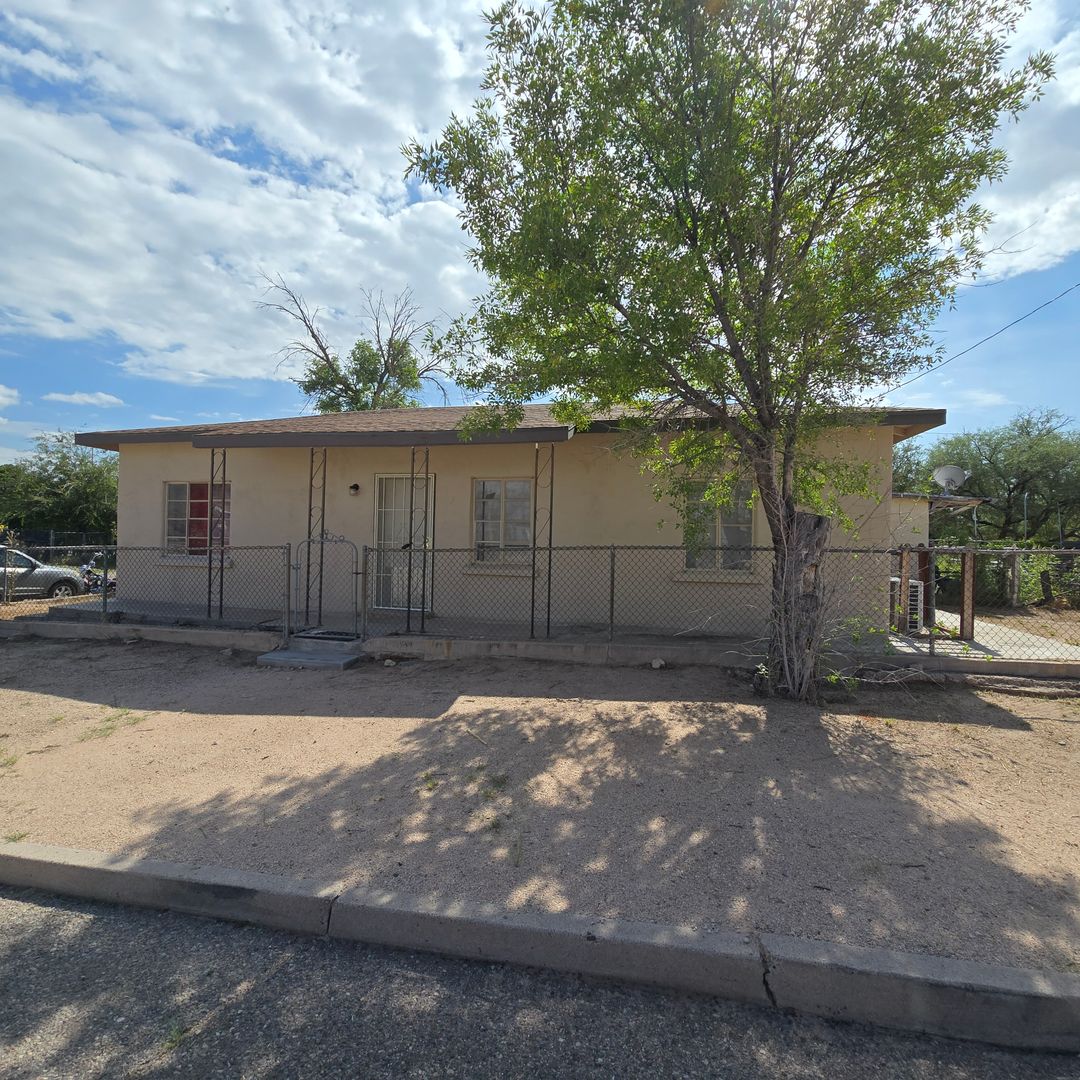 Benson House: 504 E 5th St
