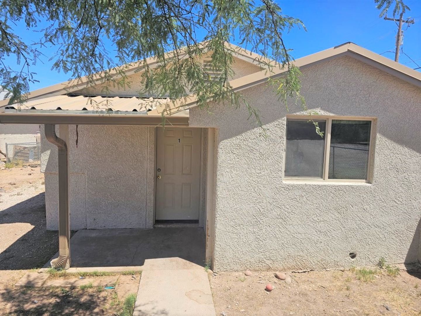 Benson Apartment: 172 N Shady Ln