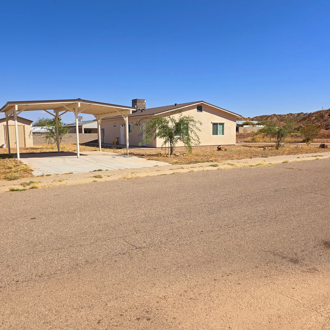 Benson House: 702 W Coachline Ln