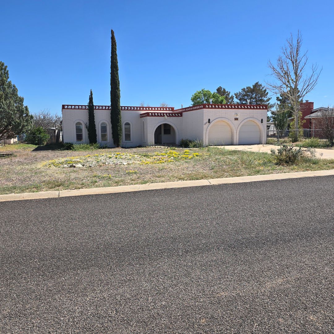 Pearce House: 904 E Christmas Tree Ln