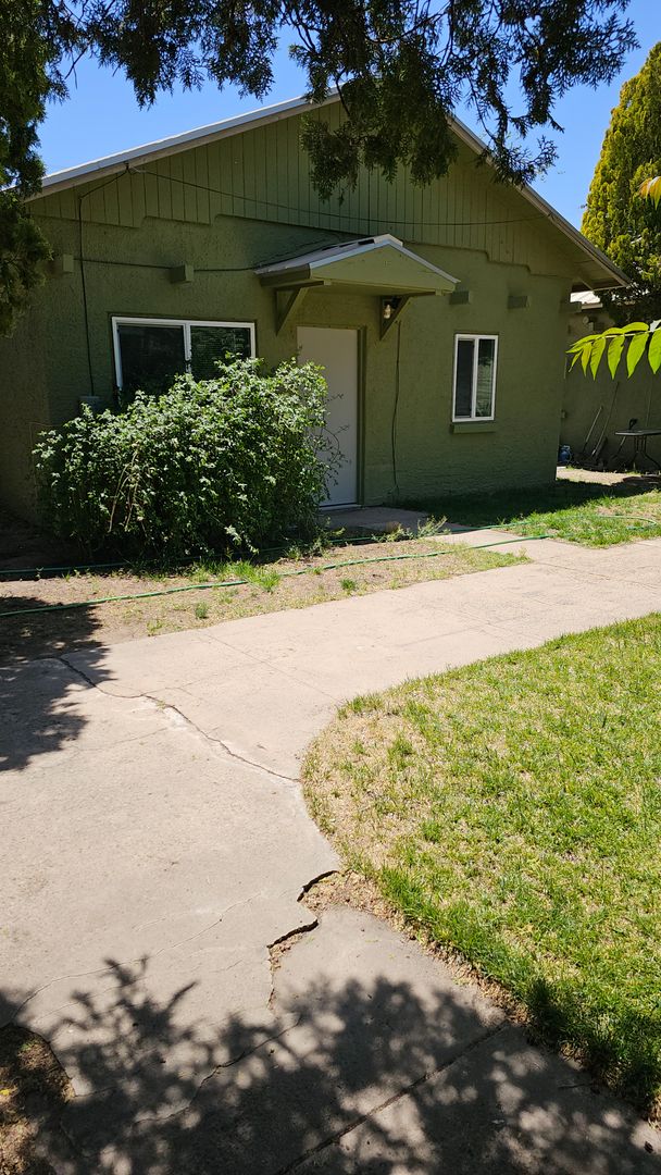 Willcox Apartment: 150 S Railroad Ave