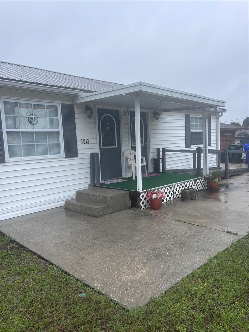 Kissimmee House: 1513 N Central Ave