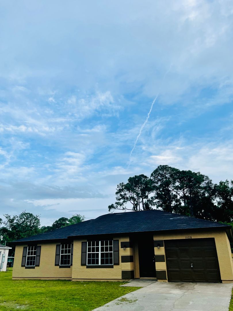 Palm Bay House: 1120 Kareena St NW