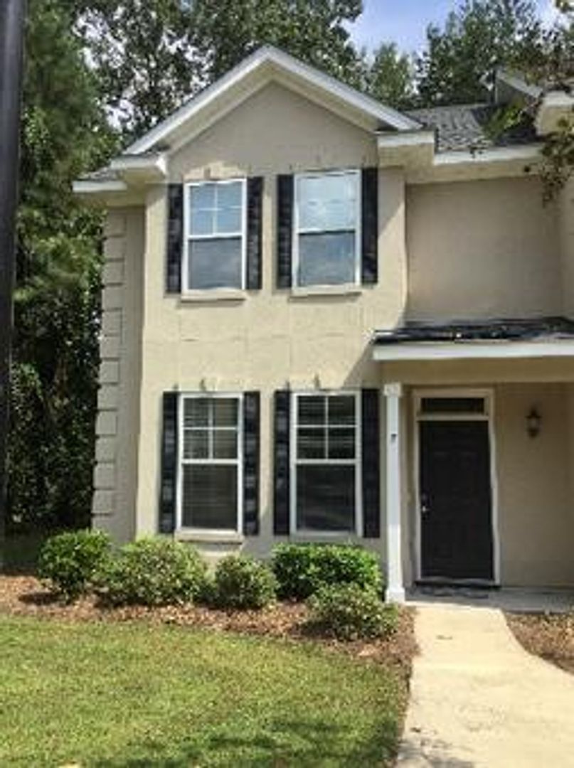 Richmond Hill Apartment: 66 Landing Way