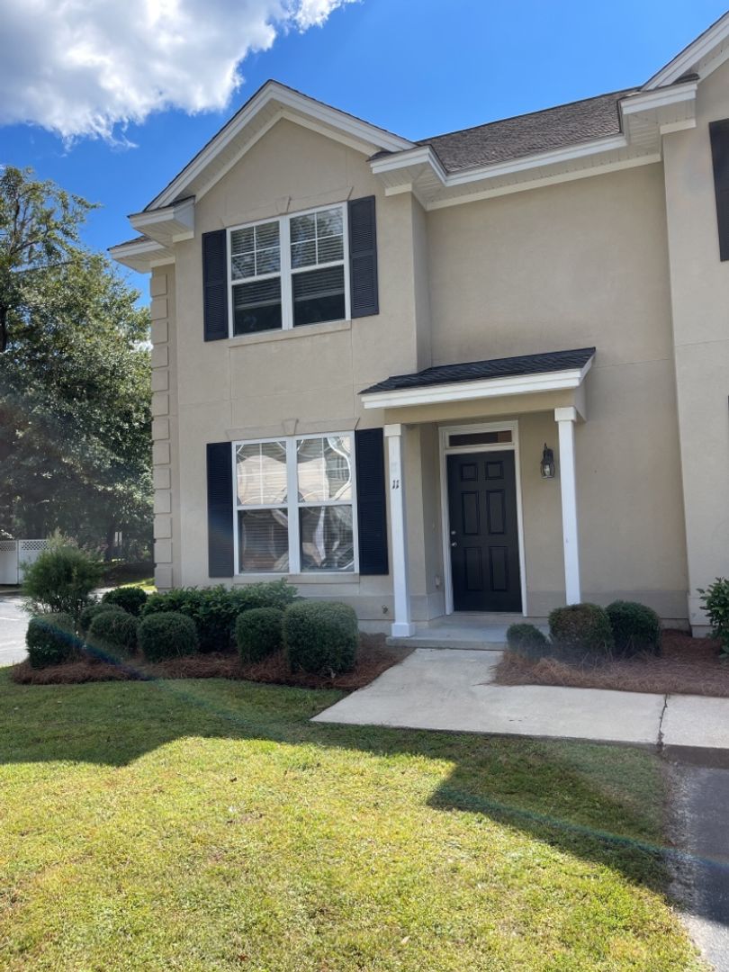 Richmond Hill Apartment: 66 Landing Way