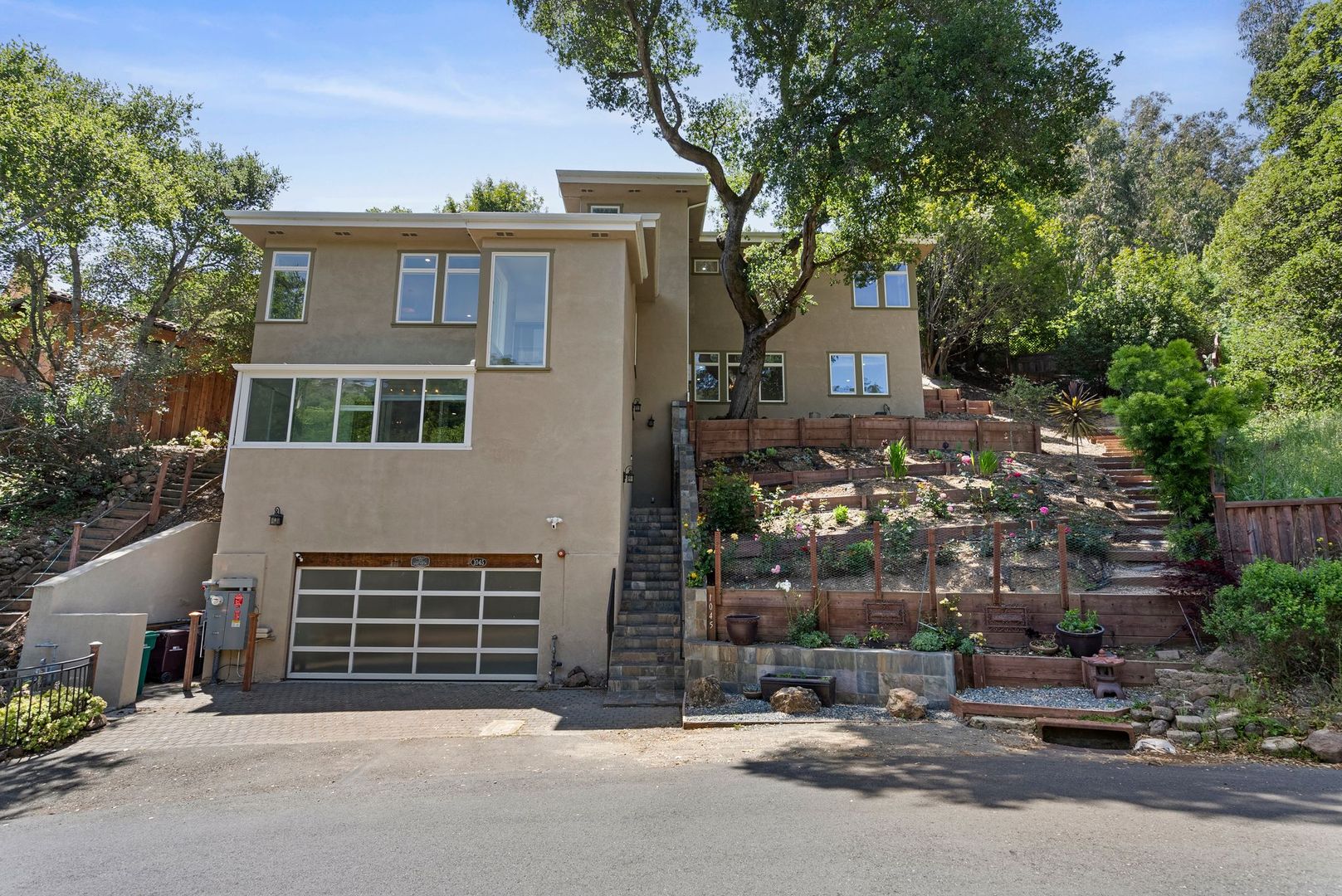 Oakland House: 1045 Grand View Drive