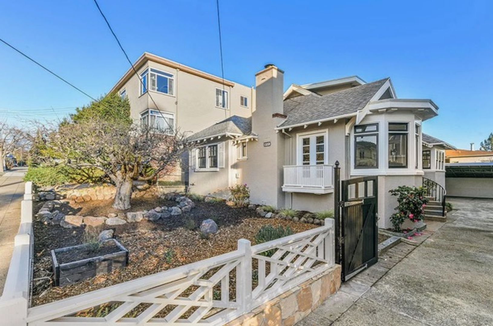 Oakland Apartment: 850 Warfield Avenue Front Unit