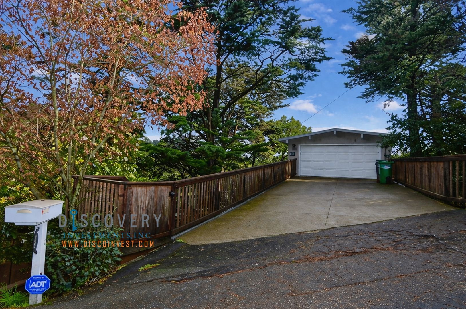 Oakland House: 6812 Saroni Drive