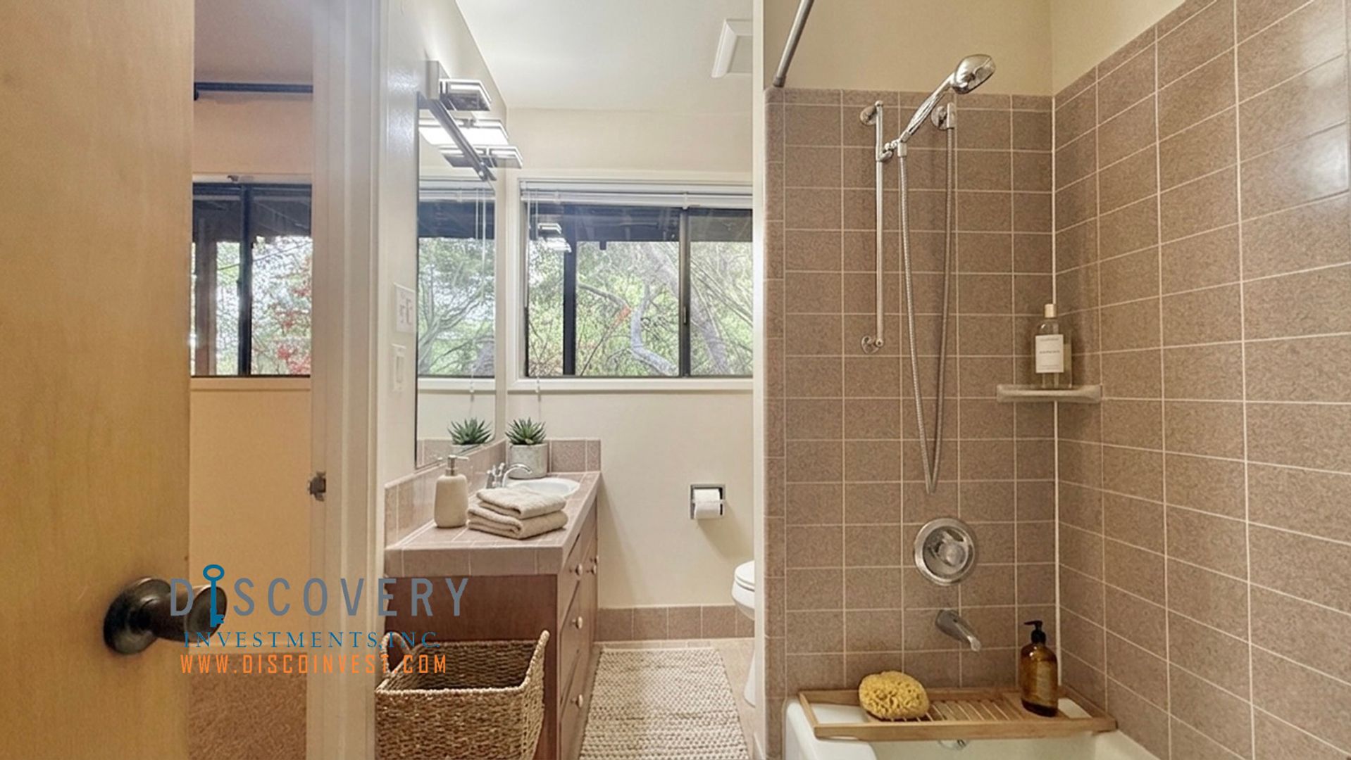 Kensington Apartment: 40 Avon Rd.