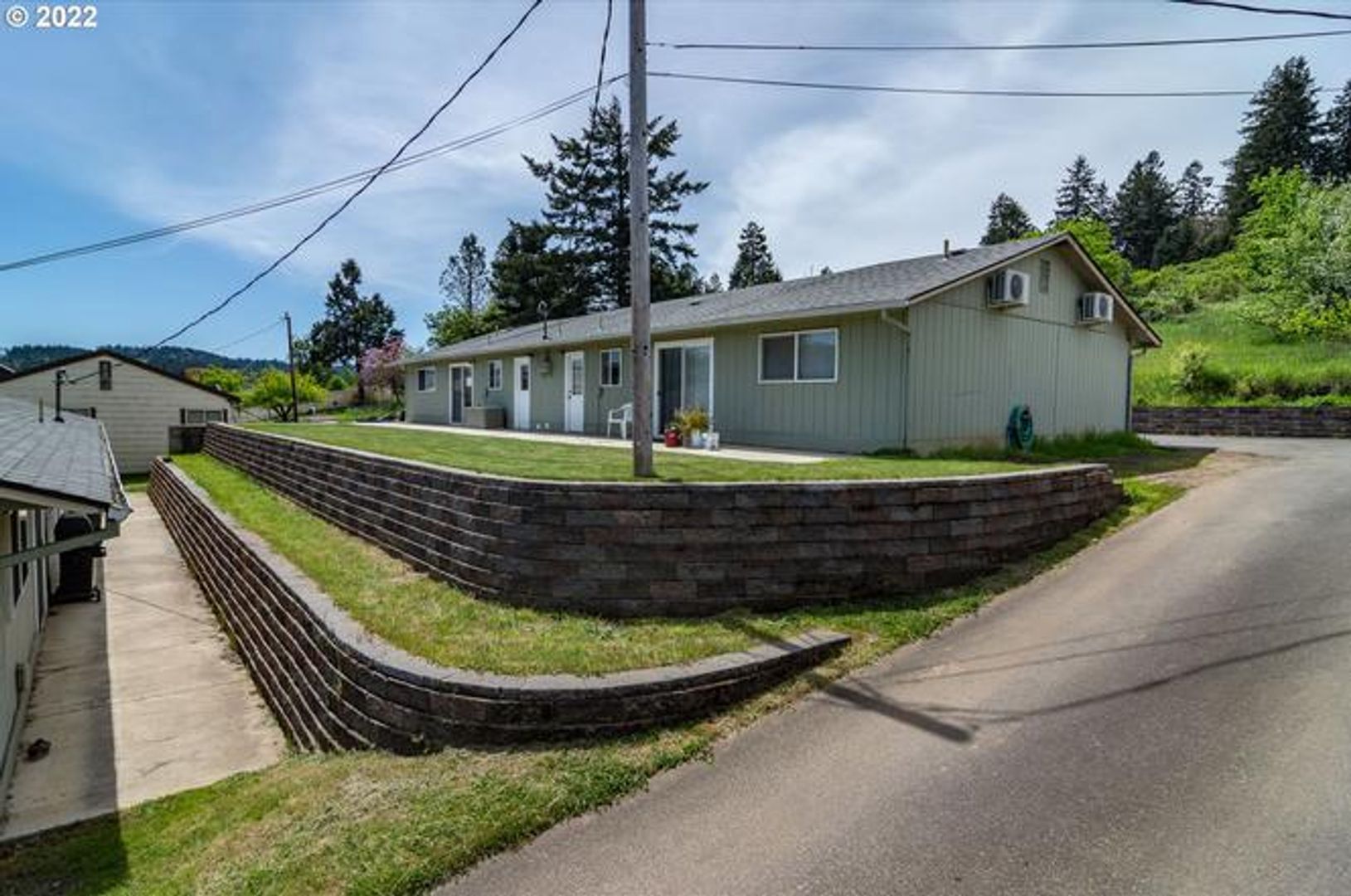 Yoncalla Apartment: 707 Cedar St