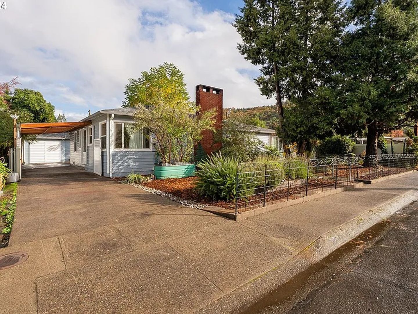 Roseburg Apartment: 537 W. Ballf