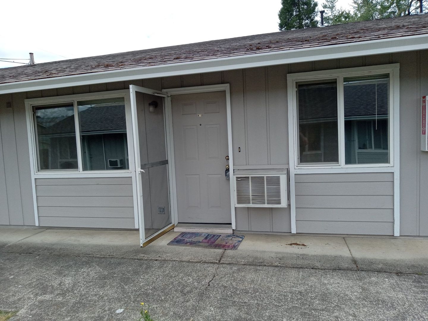 Sutherlin Apartment: 400, 402, 406, 408, 410 & 412 W. Second Ave