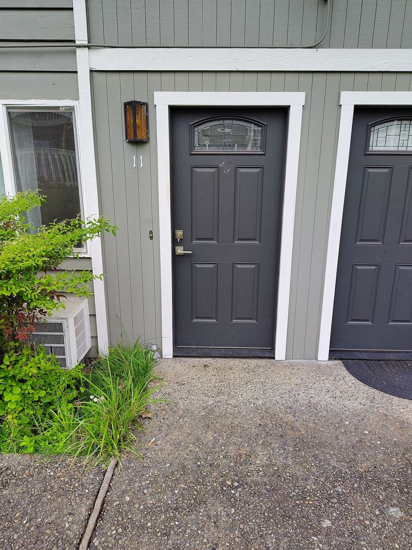 Roseburg House: 885 NE Sunset Ave #11