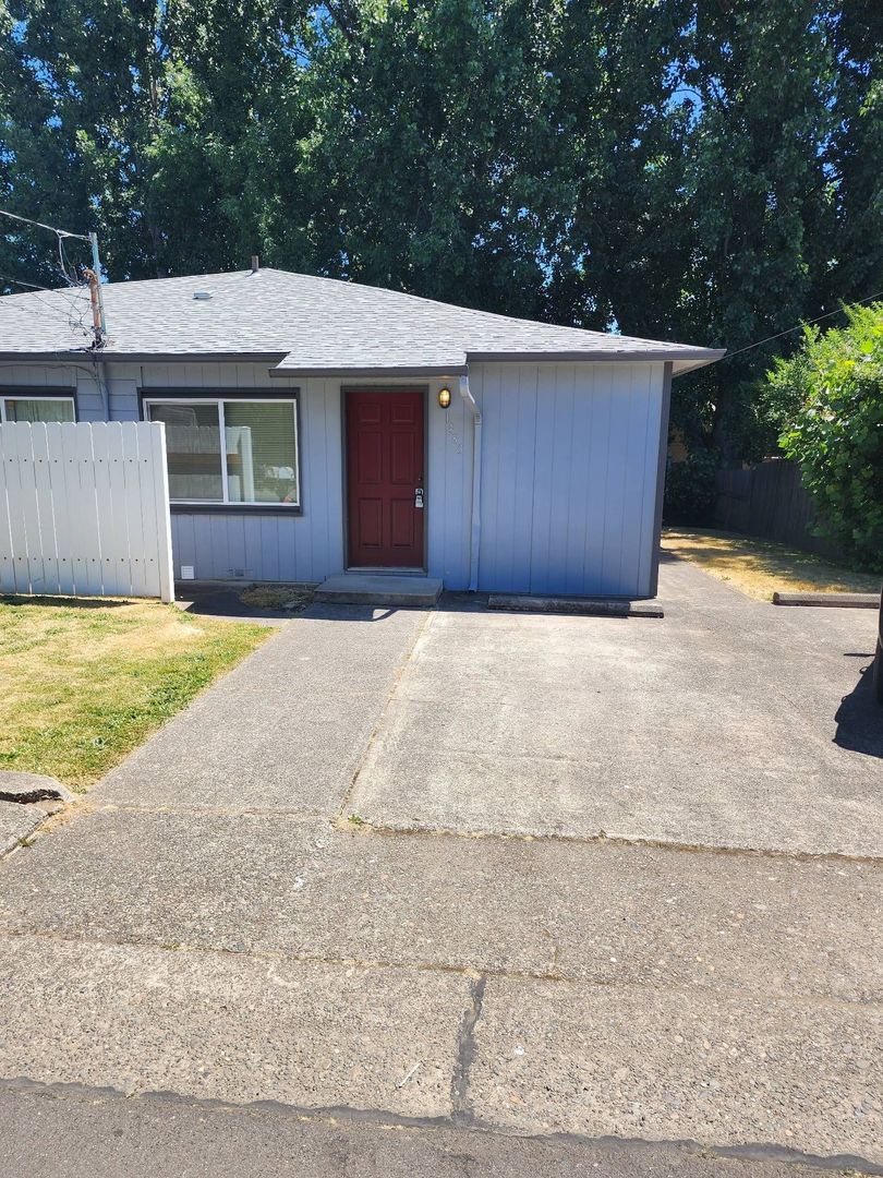 Roseburg Apartment: 1483 NW Fairmount Street