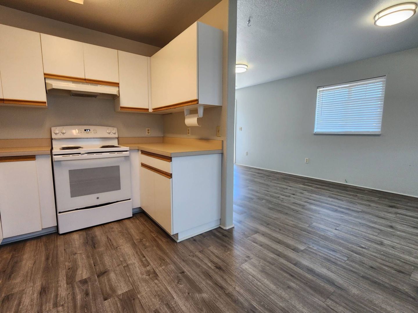 Sutherlin Apartment: 352 S. Calapooia