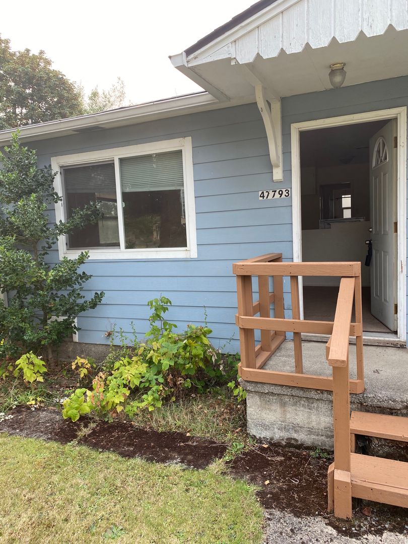 Oakridge Apartment: 47793 - 47803 Harris St.