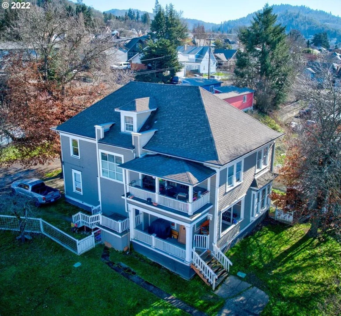 Roseburg Apartment: 957 SE Stephens St #1, #2, #3