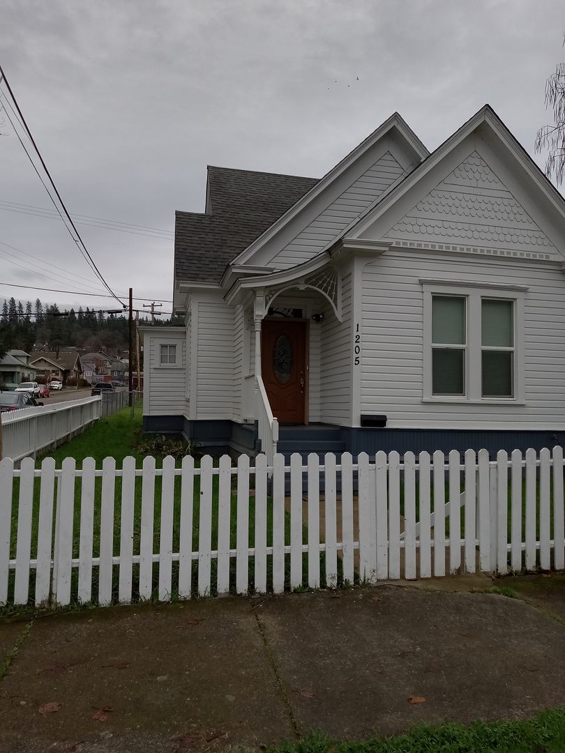Roseburg House: 1205 SE Mill St