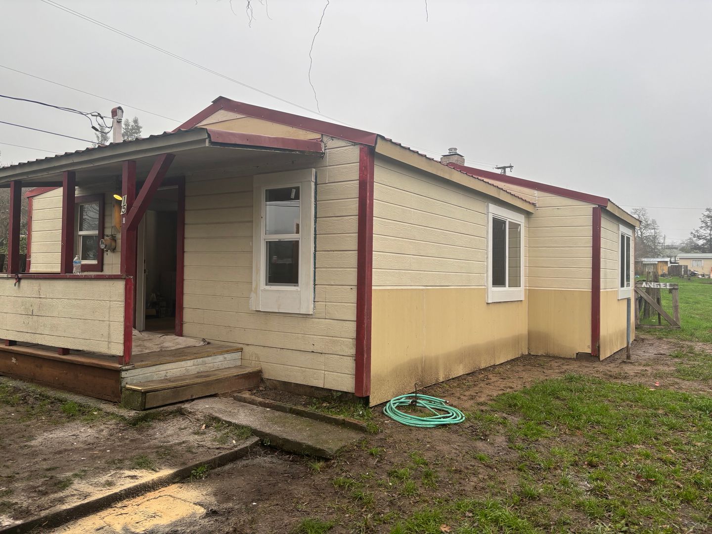 Winston Apartment: 148 & 150 SE Gregory Drive