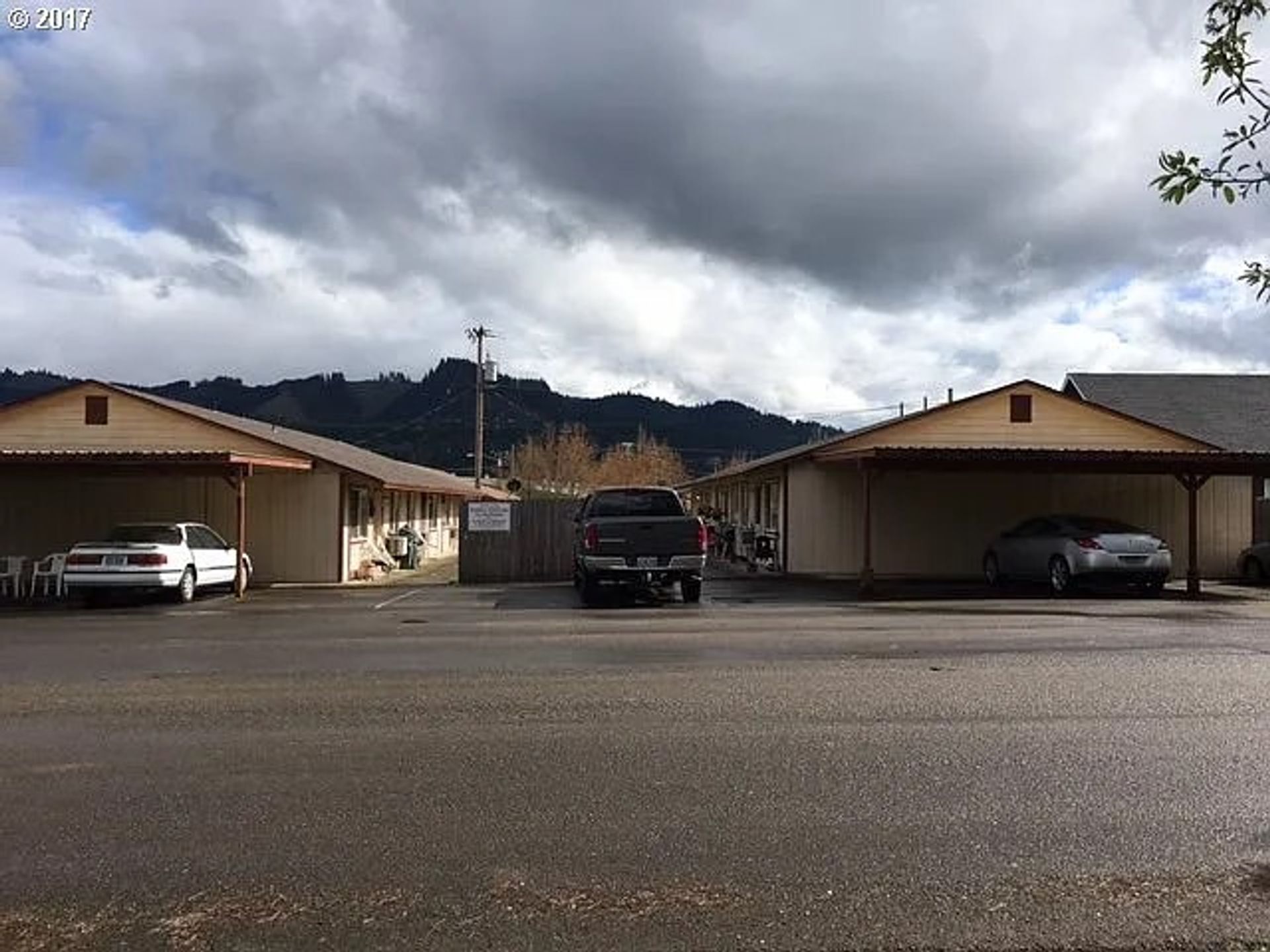 Sutherlin Apartment: 400, 402, 406, 408, 410 & 412 W. Second Ave
