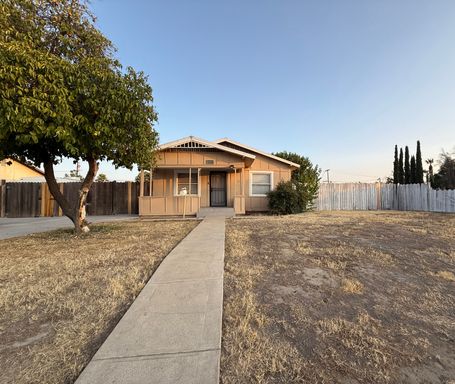 House with yard! – photo 1